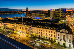 Blick über Stockholms Centralbahnhof und das Stockholmer Stadhus in der Abenddämmerung, Stockholm, Scheden