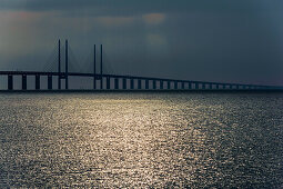 Gewitterstimmung über der Öresundbrücke und Sonne strahlt auf das Meer, Oresundbrücke, Malmö, Südschweden, Schweden