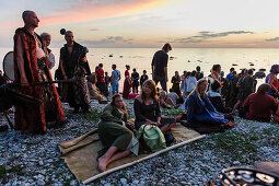 Menschen in Kostuemen am Strand, mittelalterliches Fest, Eroeffnugsfeier , Schweden