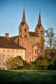 UNESCO Welterbe Schloss Corvey und Westwerk in Höxter, Schloss und Westwerk im Abendlicht, Nordrhein-Westfalen, Deutschland