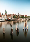 UNESCO Welterbe Hansestadt Lübeck, Blick über Trave zur historischen Altstadt, Schleswig-Holstein, Deutschland