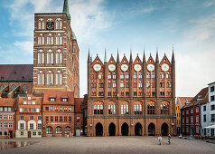 UNESCO Welterbe Hansestadt Stralsund, Rathaus, Nikolaikirche, Marktplatz, Mecklenburg-Vorpommern, Deutschland, Ostsee