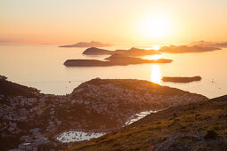 Lapad-Halbinsel und vorgelagerte Inseln vom Hügel nahe der Bergstatation der Dubrovnik-Gondel bei Sonnenuntergang aus gesehen, Dubrovnik, Dubrovnik-Neretva, Kroatien, Europa