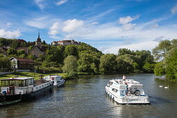 Le Boat Magnifique Hausboot steuert auf Anlegestelle zu während Bootstörn auf Fluss Petit Saône mit Schloss Château Ray-sur-Saône dahinter, Ray-sur-Saône, Haute-Saône, Bourgogne Franche-Comté (Burgund), Frankreich, Europa