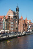 Kajak auf Fluss Mottlau und Gebäude der Altstadt, Danzig, Pommern, Polen, Europa
