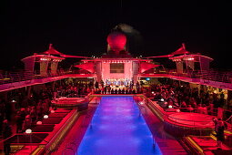 Poolparty auf dem Pooldeck von Kreuzfahrtschiff Mein Schiff 6 (TUI Cruises) bei Nacht, Ostsee, nahe Dänemark, Europa