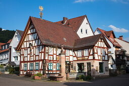 Wendelinusbrunnen und schönes Fachwerkhaus in der Altstadt, Bad Orb, Spessart-Mainland, Hessen, Deutschland, Europa