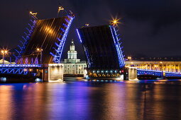 Geöffnete Dvortsovy Brücke (Palastbrücke) über Fluss Newa während der Weißen Nächte mit beleuchtetem Kunstkamera Museum, Sankt Petersburg, Russland, Europa