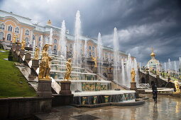 Die Große Kaskade vor dem Palast von Schloss Peterhof, nahe Sankt Petersburg, Russland, Europa