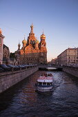 Ausflugsboote auf einem Kanal und die Christi-Auferstehungskirche (Blutkiche) im Spätnachmittagslicht, Sankt Petersburg, Russland, Europa