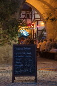 Schild mit Speisekarte beim Weinfest am Rödelseer Tor in der Abenddämmerung, Iphofen, Fränkisches Weinland, Franken, Bayern, Deutschland, Europa