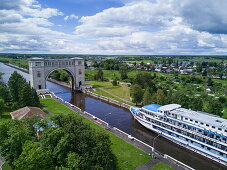 Luftaufnahme von Flusskreuzfahrtschiff Excellence Katharina vom Reisebüro Mittelthurgau (ehemals MS General Lavrinenkov) in der Schleuse von Uglitsch auf dem Fluss Wolga, Russland, Europa