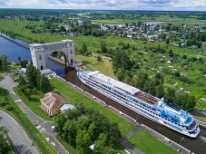 Luftaufnahme von Flusskreuzfahrtschiff Excellence Katharina vom Reisebüro Mittelthurgau (ehemals MS General Lavrinenkov) in der Schleuse von Uglitsch auf dem Fluss Wolga, Russland, Europa