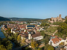 Luftaufnahme von Altstadt entlang Fluss Tauber und Burg Wertheim im Herbst, Wertheim, Spessart-Mainland, Franken, Baden-Württemberg, Deutschland