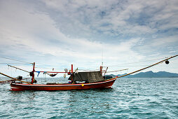 Fischerboot vor Lampi Island im Myeik Archipel, Myanmar