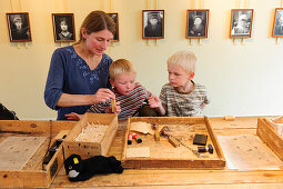 Mutter mit Kind füllen selber Streichholzschachetln im Zündholzmuseum , Schweden