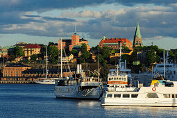 Blick auf Soedermalm, Ausflugsschiffe  im Vordergrund , Stockholm, Schweden