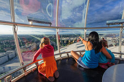 Mutter mit Kindern fährt mit Skyview Veranstaltungshalle Ericsson Globe , Stockholm, Schweden