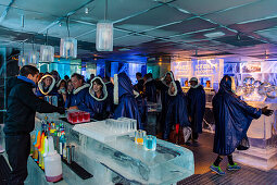 Menschen in der Absolute Ice Bar , Stockholm, Schweden