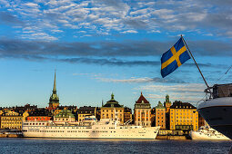 Blick von Skeppsholmen  auf Altstadt Gamla Stan, Segelschiff Vandrarhem af Chapman und Skeppsholmen im Vordergrund , Stockholm, Schweden