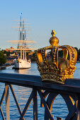 Blick von der Skeppsholmsbron mit Krone auf dem Geländer auf  Segelschiff , Stockholm, Schweden