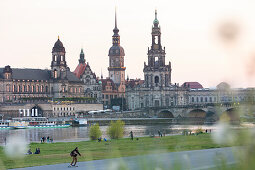 Spaziergang am Elbufer, Stadtpanorama, Skyline, Panorama, Altstadt, Canaletto-Blick über die Elbe auf Brühlsche Terrasse, Dampfschiff, Dampfschiffe, Anlegestelle, Residenzschloss, Hausmannsturm, Hofkriche, Zwinger, Albertbrücke, Dresden, Sachsen, Deutschl