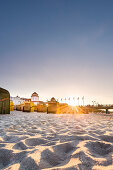 Kurshaus im Gegenlicht, Strandkörbe bei Sonnenuntergang, Binz, Rügen, Mecklenburg-Vorpommern, Deutschland