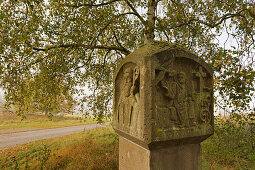 Altes Wegekreuz am Wanderweg zum Laacher Kopf, bei Maria Laach, Eifel, Rheinland-Pfalz, Deutschland