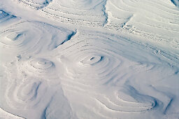 Schneebedekte Terrassen in einer Hügellandschaft in Sibirien
