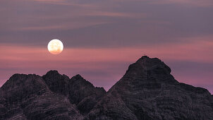 Alpenglühen, Gipfelkreuz, Sonnenaufgang, Mädelegabel beim Alpenglühen, Trettachspitze beim Alpenglühen, Vollmond, Fernwanderweg, Berglandschaft, Gipfel, Wanderurlaub, Natur, Hüttentour, Bergpanorama, Wanderwege, Oberallgäu, Alpen, Bayern, Oberstdorf, Deut