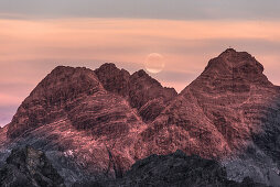 Alpenglühen, Gipfelkreuz, Sonnenaufgang, Mädelegabel beim Alpenglühen, Trettachspitze beim Alpenglühen, Vollmond, Fernwanderweg, Berglandschaft, Gipfel, Wanderurlaub, Natur, Hüttentour, Bergpanorama, Wanderwege, Oberallgäu, Alpen, Bayern, Oberstdorf, Deut