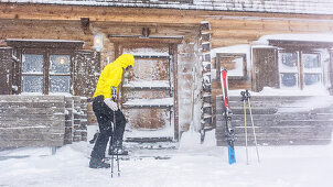 Deutschland, Bayern, Alpen, Oberallgäu, Oberstdorf, Fellhorn, Winterurlaub, Wintersport, Schneesturm, Relaxen in der Hütte, Einkehren