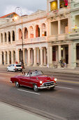 Oldtimer, Cabriolet, rot, Touristen, Taxi, alter amerikanischer Straßenkreuzer, Straßenszene, am Malecon, Habana Vieja, Habana Centro, Altstadt, Zentrum, Familienreise nach Kuba, Havanna, Republik Kuba, karibische Insel, Karibik