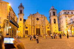 Cathedral at Havana Vieja, Plaza de la Cathedrale, tourists on the square, historic town, center, old town, family travel to Cuba, parental leave, holiday, time-out, adventure, Havana, Cuba, Caribbean island