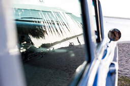 Badevergnügen, alter amerikanischer Straßenkreuzer, am Strand von Playa Larga, in der Schweinebucht, türkisblaues Meer, Oldtimer, Familienreise nach Kuba, Auszeit, Elternzeit, Urlaub, Abenteuer, Playa Larga, Republik Kuba, karibische Insel, Karibik