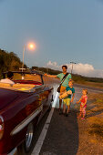 Oldtimer, auf dem Weg vom Strand Playa Rancha Luna zurück nach Cienfuegos, trampen, Mitfahrgelegenheit, per Anhalter, Fortbewegungsmittel, Transportmittel, Daumen, leere Straße, Familie, Kinder, Vater, Familienreise nach Kuba, Auszeit, Elternzeit, Urlaub,