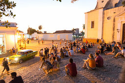 die Terrassen von Trinidad an der Iglesia Parroquial de la Santisima Trinidad in der Nähe des Plaza Mayor, auf den Treppenstufen und im Café Trinidad Terraces treffen sich Touristen aus aller Welt, beliebter Platz, seltener hot spot mit Internetzugang, Fa