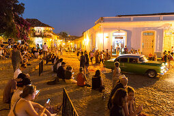 die Terrassen von Trinidad an der Iglesia Parroquial de la Santisima Trinidad in der Nähe des Plaza Mayor, auf den Treppenstufen und im Café Trinidad Terraces treffen sich Touristen aus aller Welt, beliebter Platz, seltener hot spot mit Internetzugang, Fa