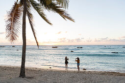 Touristen, fotografieren im Sonnenuntergang am Strand, Touristinnen, Frau, Frauen, Palme, einsame Küstenstraße von La Boca nach Playa Ancon, unterwegs gibt es viele schöne kleine Strände, Sandstrand, Einsamkeit, Naturverbundenheit, am Strand, türkisblaues