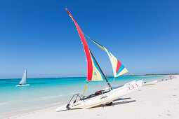 Touristen am Strand von Cayo Coco, Katamaran am Strand, Segelboot, segeln, Memories Flamenco Beach Resort, Hotel, Pauschalurlaub,  Sandstrand, Strand, türkisblaues Meer, baden, Boot, Traumstrand, schnorcheln, Familienreise nach Kuba, Auszeit, Elternzeit, 