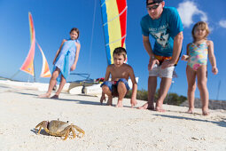Familie, Kinder beobachten eine Krabbe am Strand von Cayo Coco, Katamaran, Segelboot, segeln, Memories Flamenco Beach Resort, Hotel, Pauschalurlaub,  Sandstrand, Strand, türkisblaues Meer, baden, Boot, Traumstrand, schnorcheln, Familienreise nach Kuba, Au