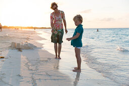 mother with son learning to read on Cayo Coco beach, sandy dream beach, turquoise blue sea, swimming, Memories Flamenco Beach Resort, hotel, family travel to Cuba, parental leave, holiday, time-out, advanture, MR, Cayo Coco, Jardines del Rey, Provinz Cieg