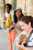 Musiker spielen auf der Straße, Straßenmusiker, Salsa, Musik, tanzen, Habana Vieja, Altstadt, Zentrum, Familienreise nach Kuba, Auszeit, Elternzeit, Urlaub, Abenteuer, Havanna, Republik Kuba, karibische Insel, Karibik