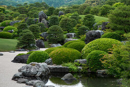 Ein Zen-Garten lädt Besucher zum Schlendern durch seine ausgeglichene Schönheit ein, Sakaiminato, Tottori, Japan, Asien