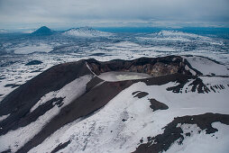 Luftaufnahme von Vulkan Maly Semyachik (Stratovulkan) mit seinem Kratersee aus Säure vom Hubschrauber aus gesehen, nahe Petropavlovsk-Kamchatsky, Kamtschatka, Russland, Asien