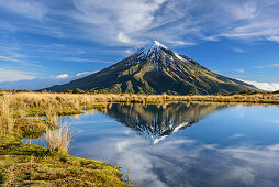 Vulkan Mount Egmont spiegelt sich in See, Egmont Nationalpark, Taranaki, Nordinsel, Neuseeland