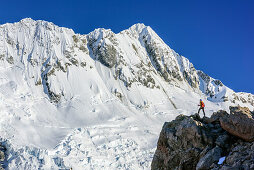 Woman sitting on rock, Footstool in background, from Mueller Hut, Hooker Valley, Mount Cook National Park, UNESCO Welterbe Te Wahipounamu, Lake Pukaki, Canterbury, South island, New Zealand