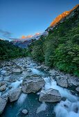 Fluss Hollyford River mit neuseeländischen Südalpen im Alpenglühen, Fiordlands Nationalpark, UNESCO Welterbe Te Wahipounamu, Southland, Südinsel, Neuseeland