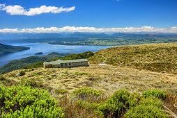 Mount Luxmore Hut above Lake Te Anau, Kepler Track, Great Walks, Fiordland National Park, UNESCO Welterbe Te Wahipounamu, Southland, South island, New Zealand