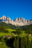 Farmhouses in front of Geislergruppe, Santa Maddalena, Villnößtal, Dolomites, South Tyrol, Italy